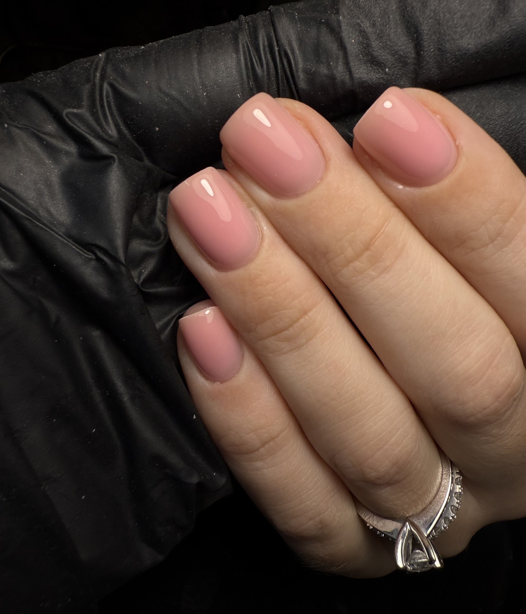 Roze nude BIAB nagels, gezet door Hala