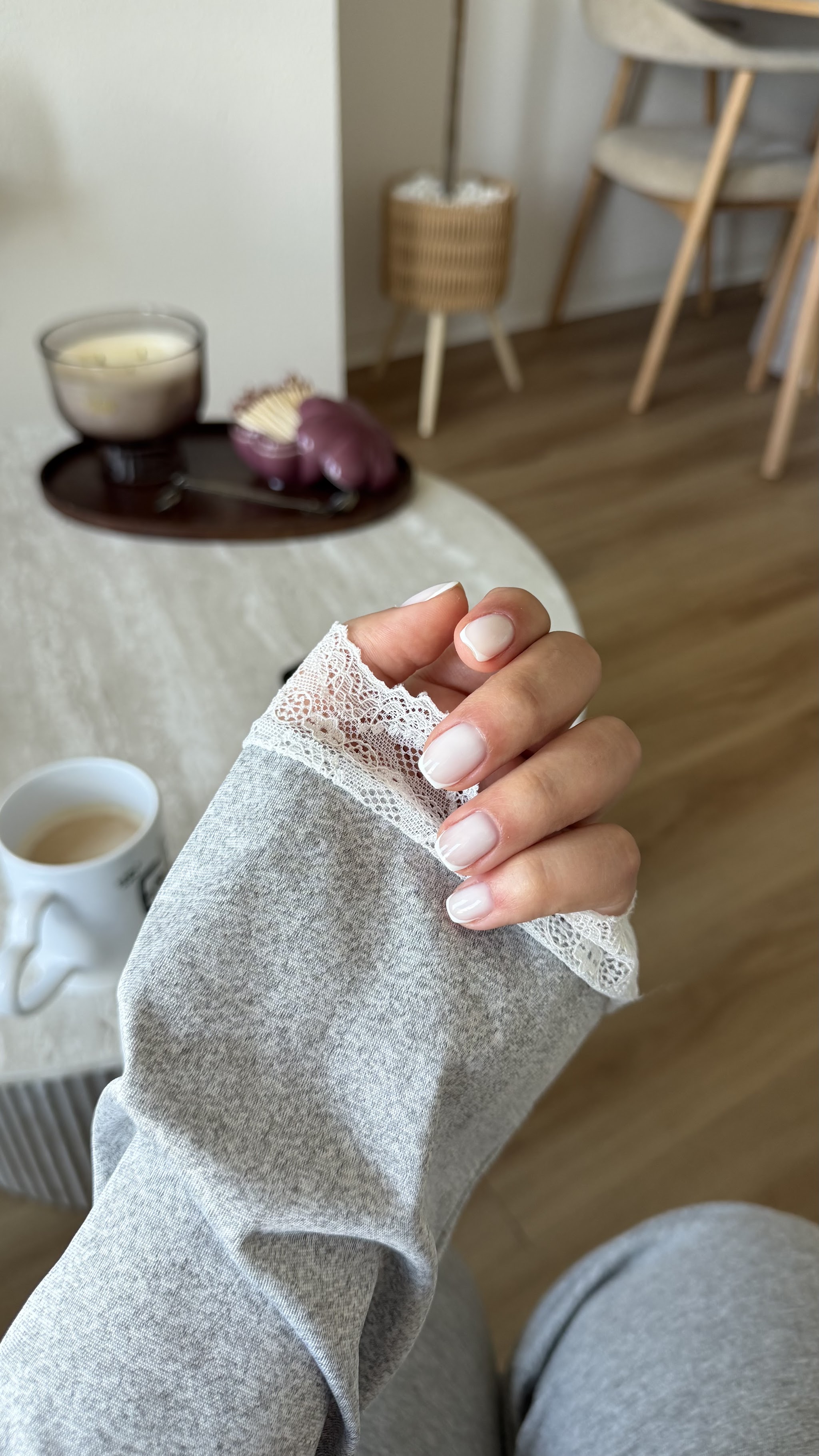 Melkwitte nagels aan de koffietafel in de salon van Hala