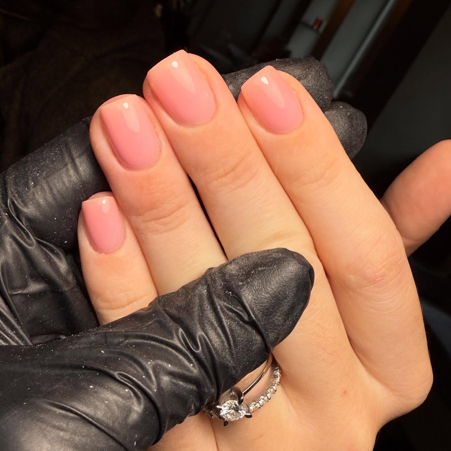 Korte nagels met roze ombre