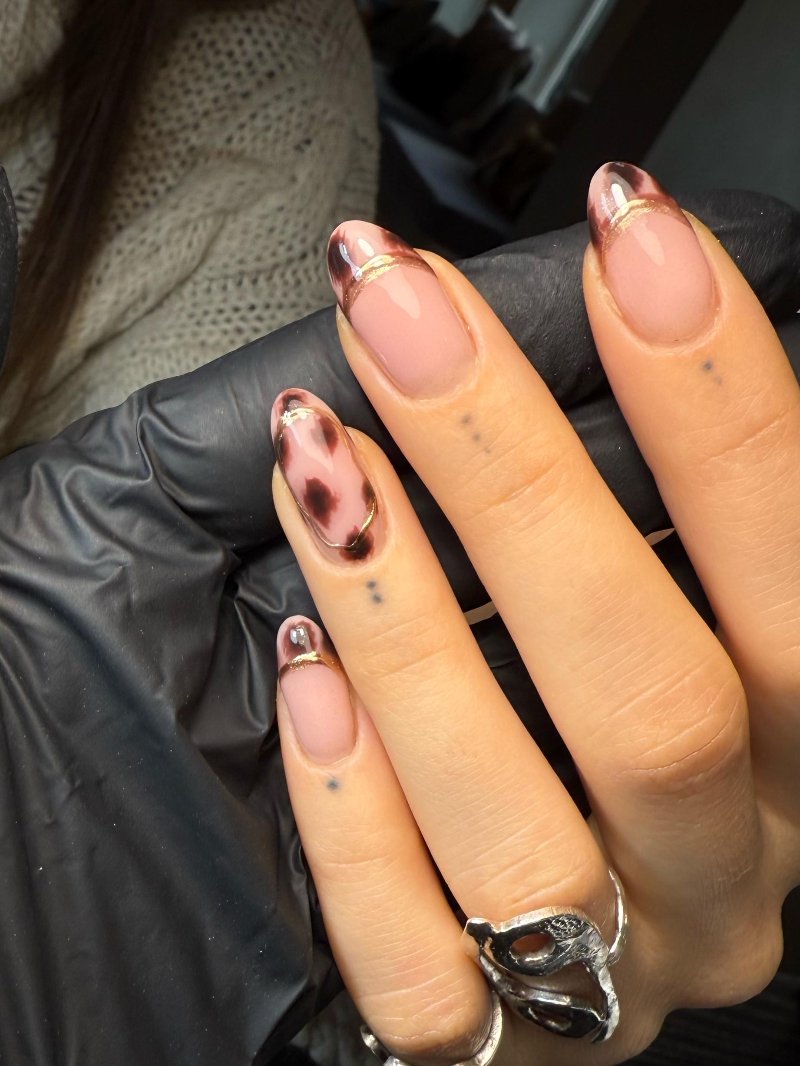 Gouden chrome french tips met tortoise accentnagels