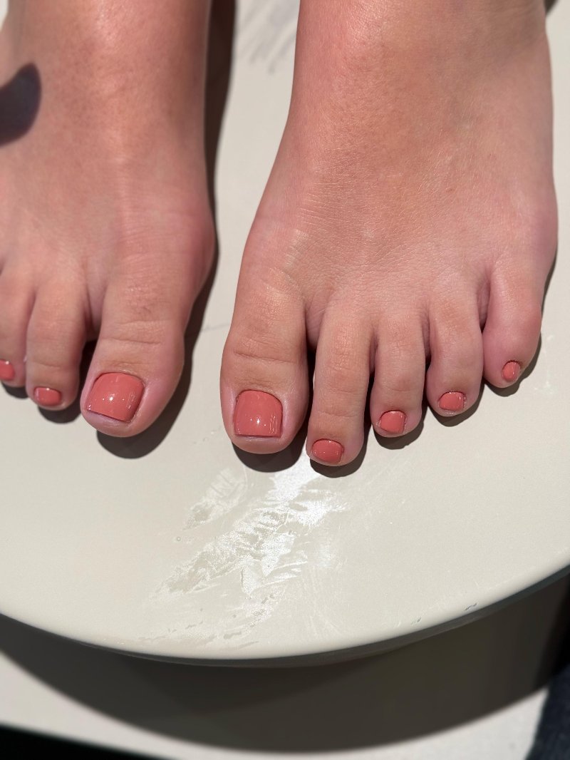 Naturel teennagels, voeten op een witte waskom
